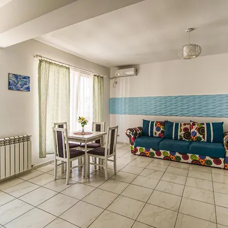 Apartment Manor By Sunny Mamaia *